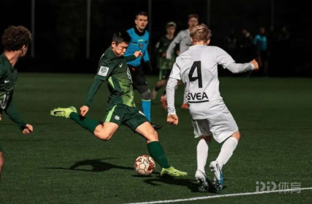 中国小将姜景祺随狼堡U17梯队夺得国际赛冠军