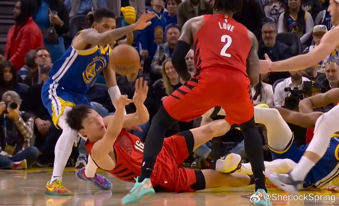 愿无大碍！杨瀚森后脑被勇士后卫理查德膝盖撞到，现已离场