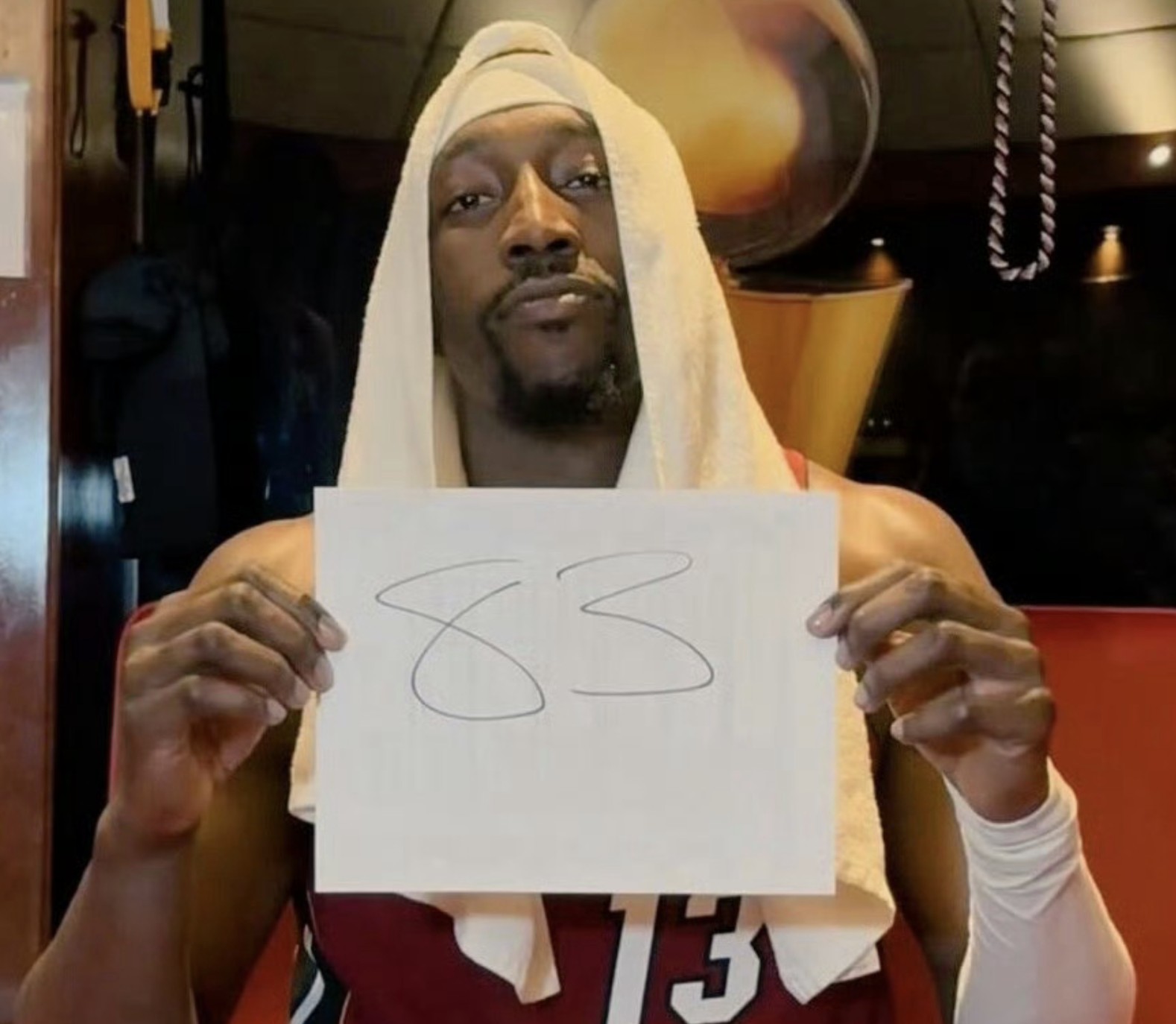 记者：出于对科比的尊重，阿德巴约应该被换下场，而不是砍下83分