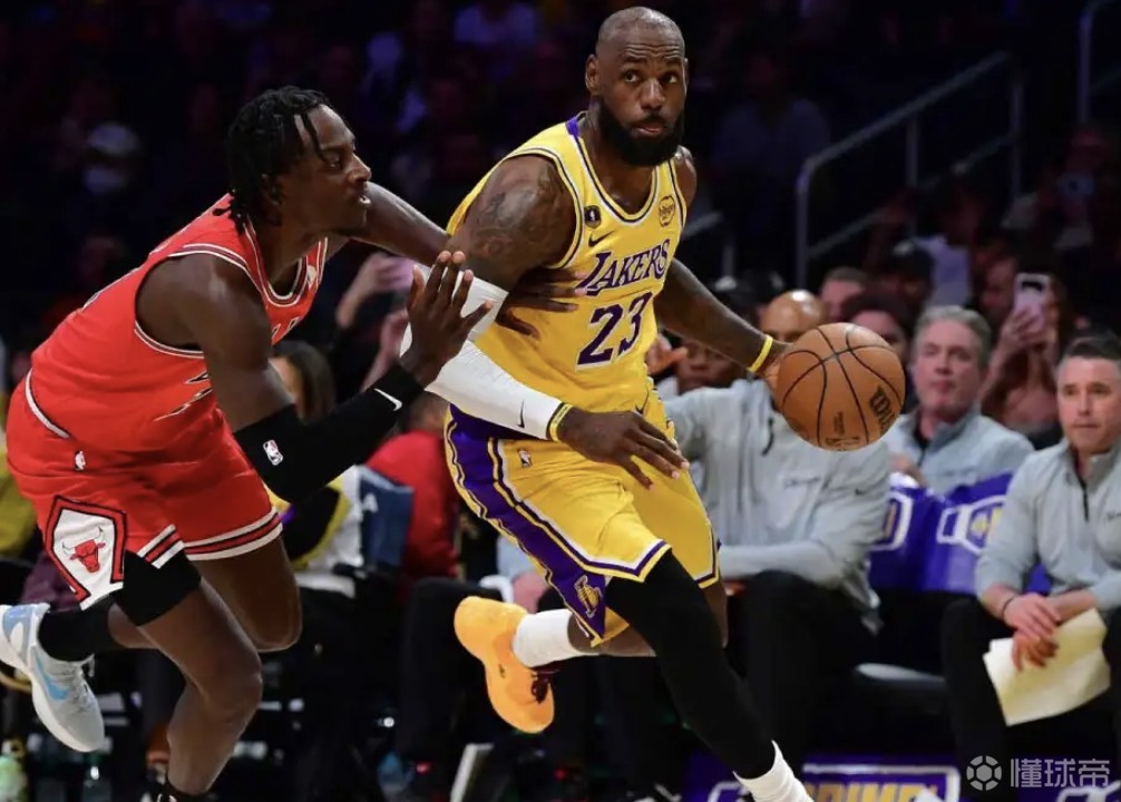 詹姆斯：东里持球我就努力抢板、接球，为球队我愿做任何牺牲